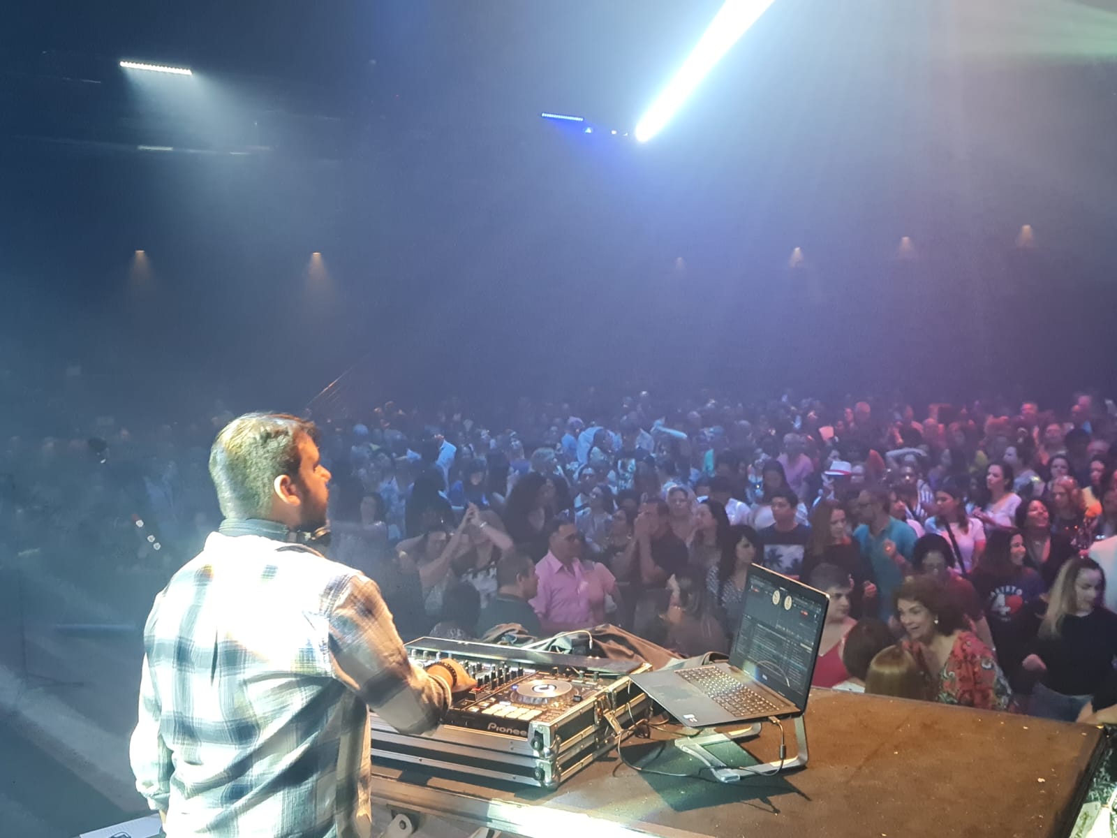 DJ Mauricio Santos em evento
