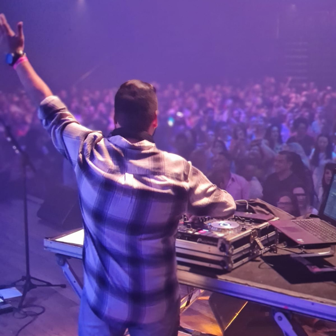 DJ Mauricio Santos em evento