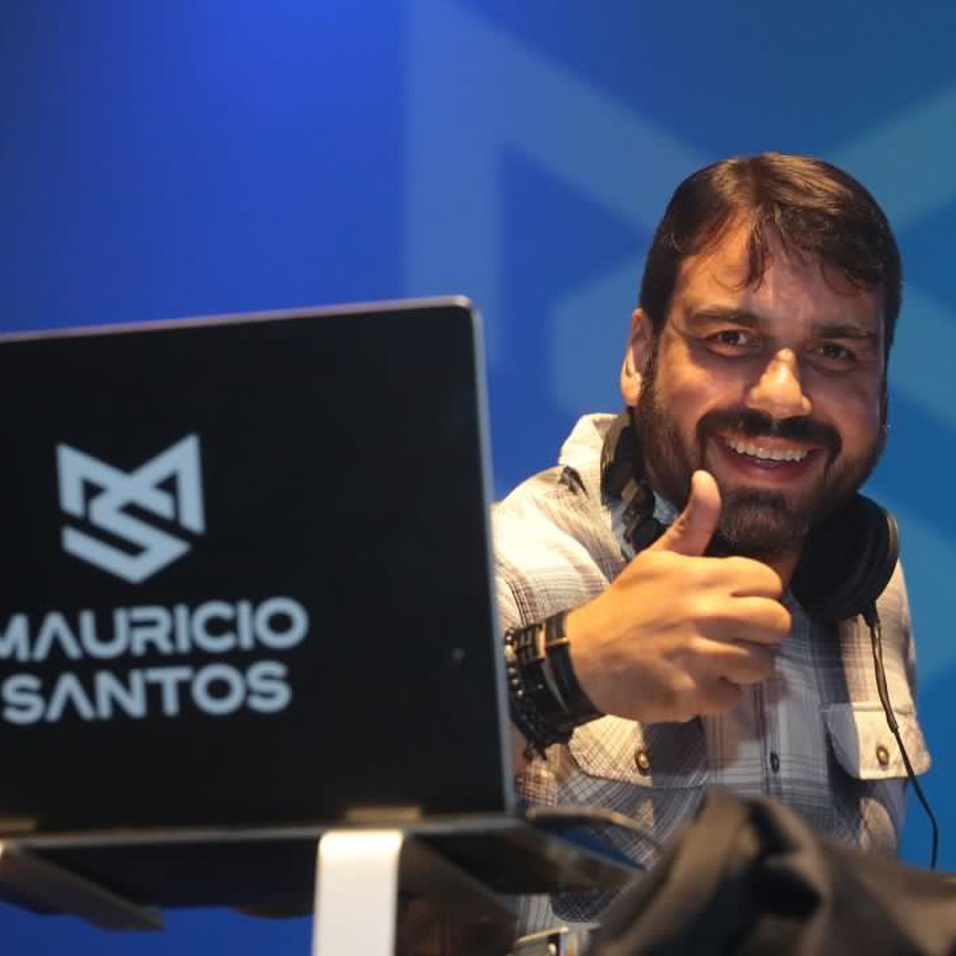 DJ Mauricio Santos em evento