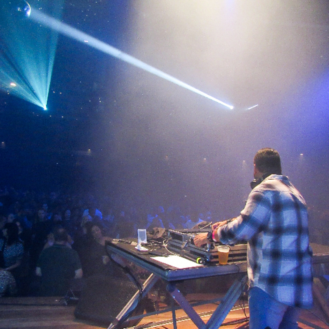 DJ Mauricio Santos em evento