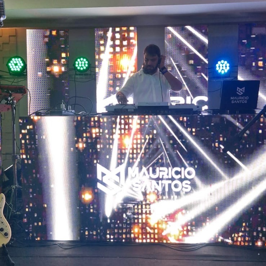 DJ Mauricio Santos em evento