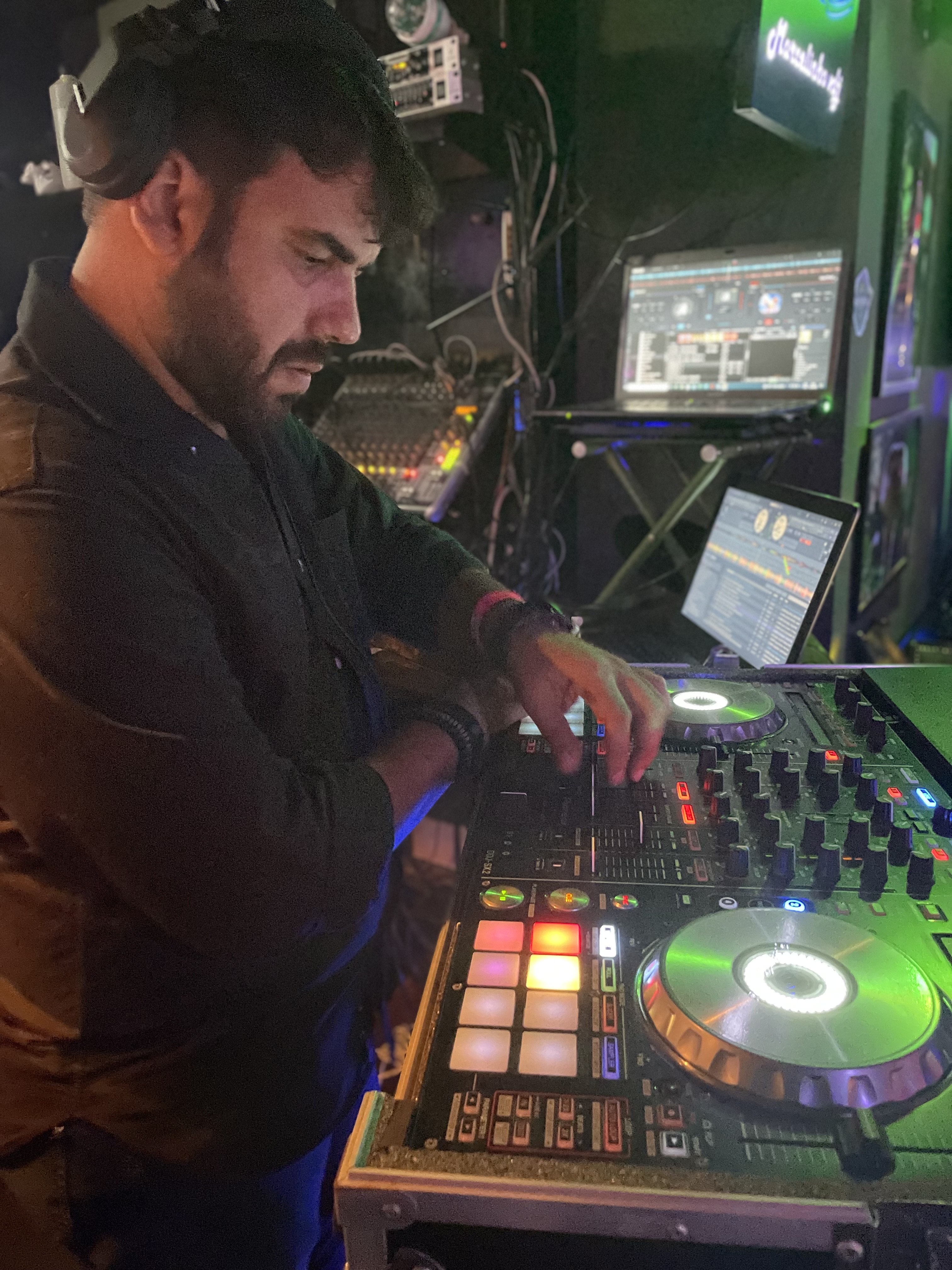 DJ Mauricio Santos em evento