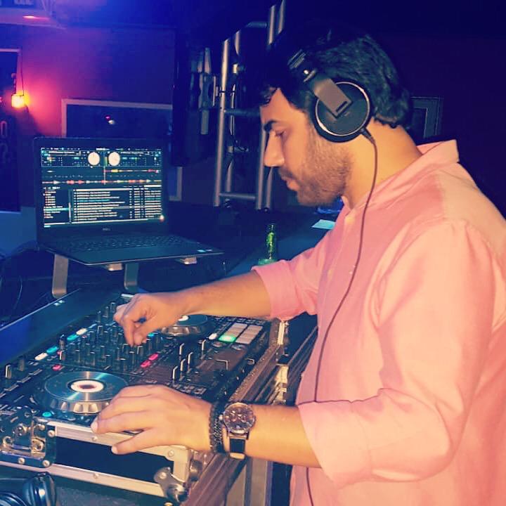 DJ Mauricio Santos em evento