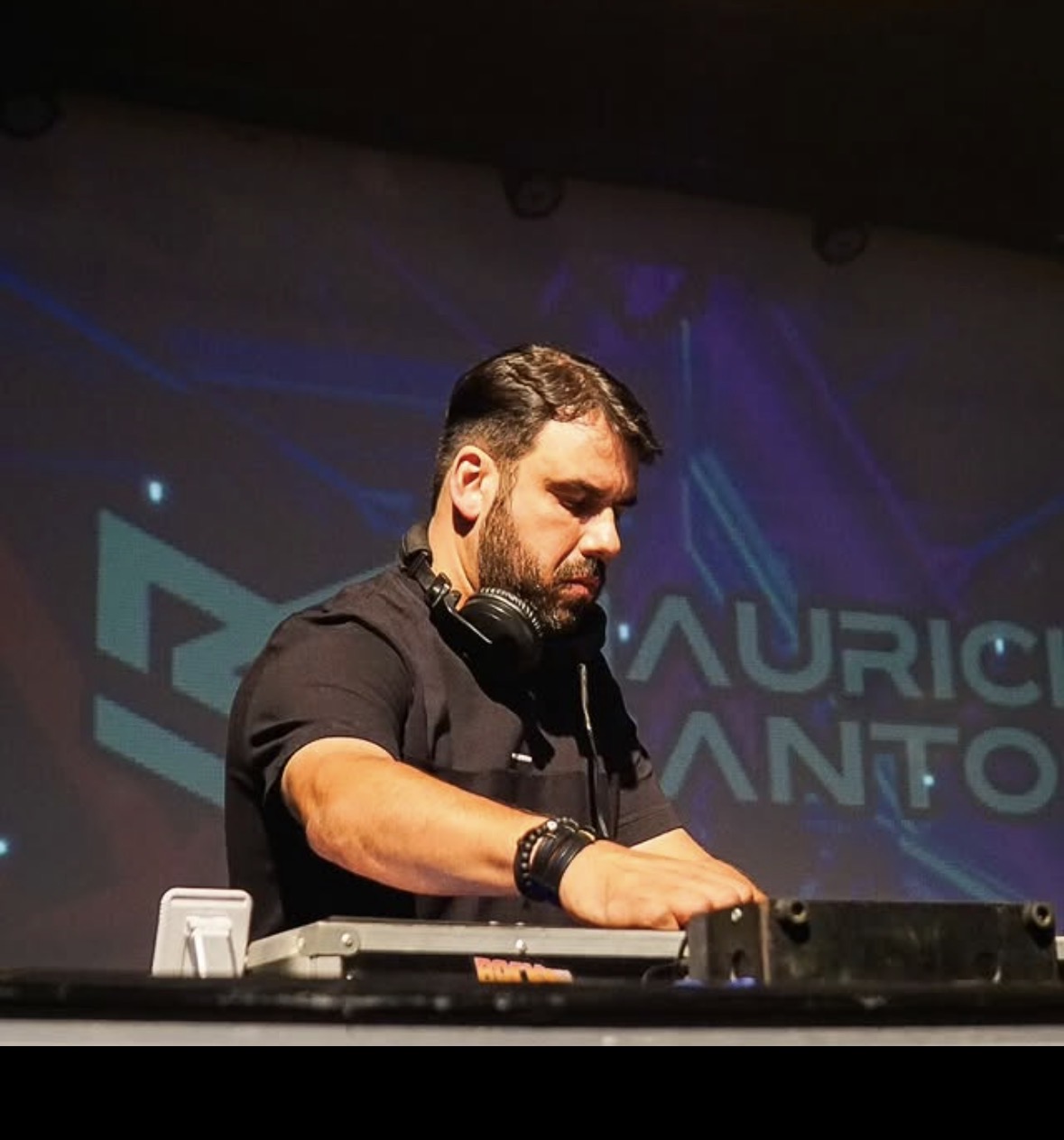 DJ Mauricio Santos em evento