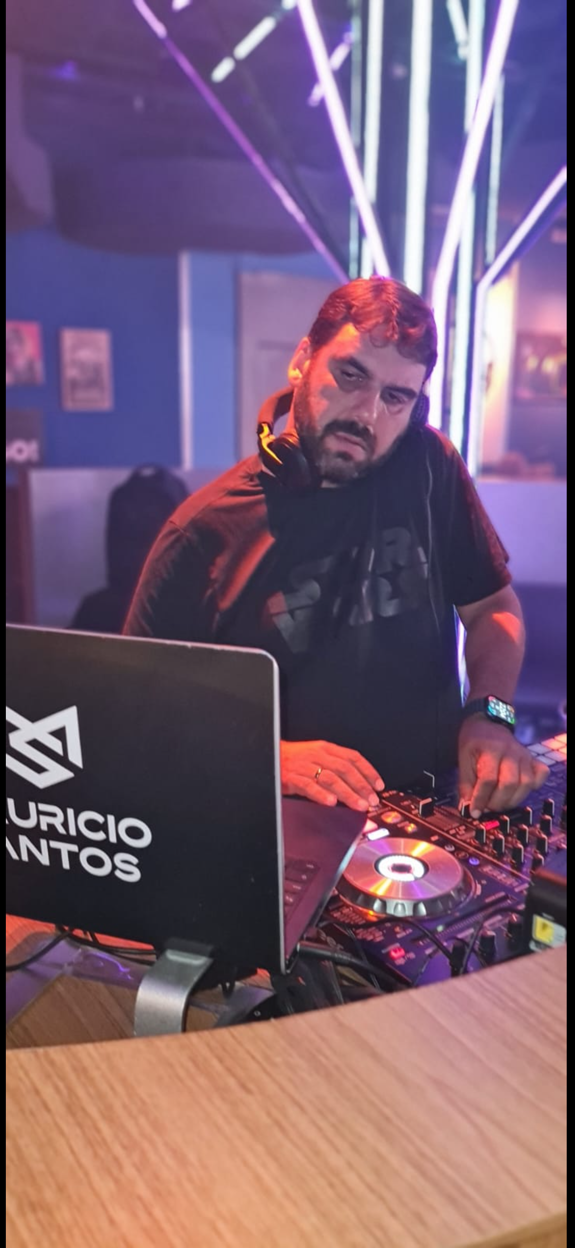 DJ Mauricio Santos em evento