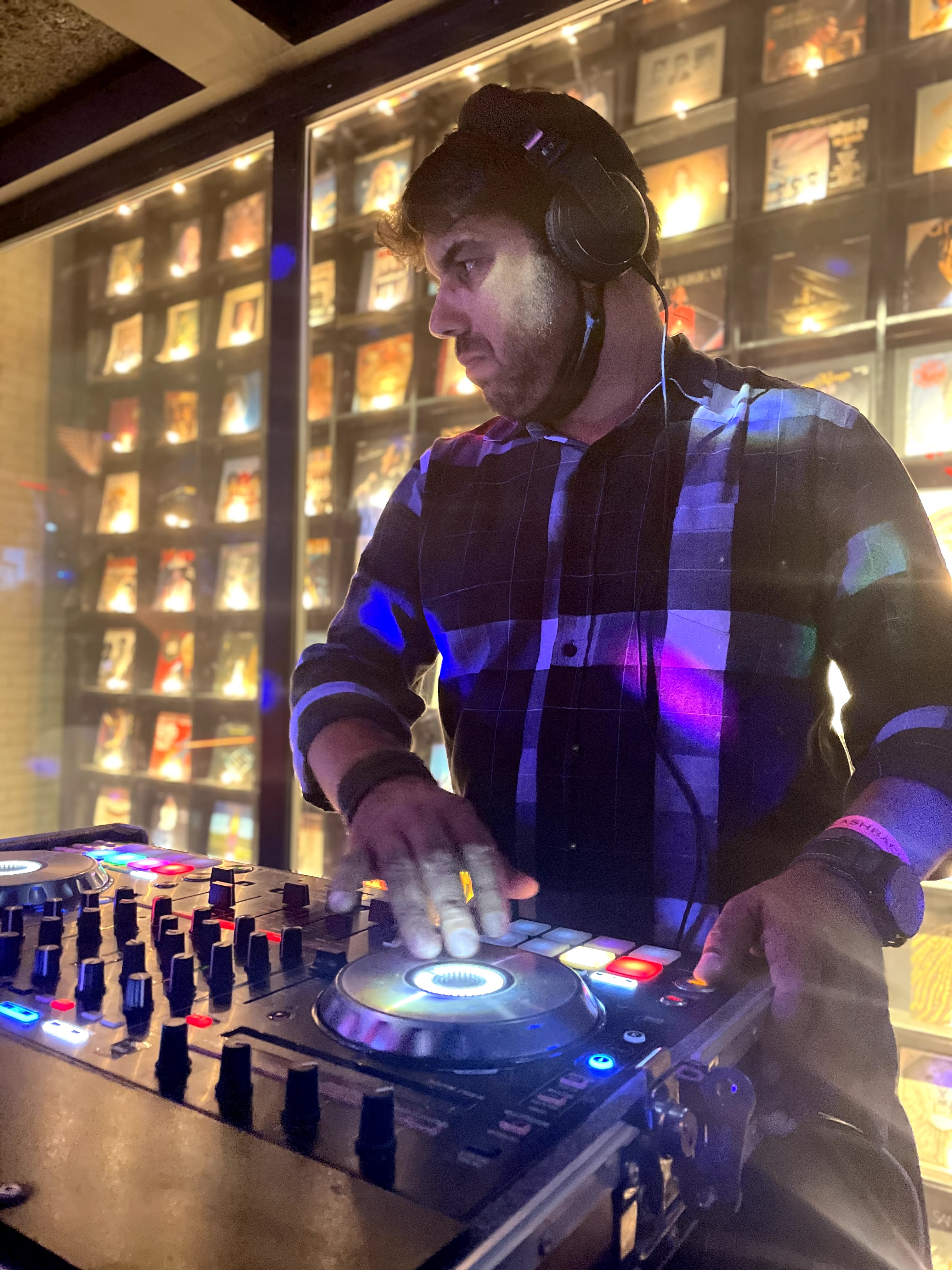 DJ Mauricio Santos em evento